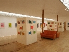 多くの作品が展示されているねむの木こども美術館「どんぐり」館内写真