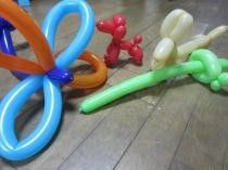 細長い風船で花や犬、剣を作ったバルーンアート