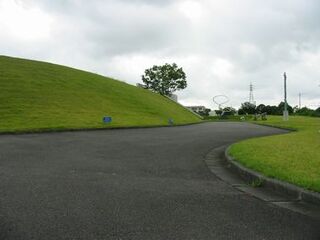 緑の芝生の間を通ってアートハウスへと続くアプローチの写真