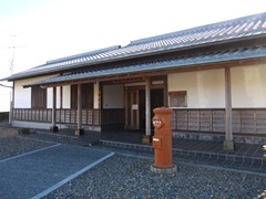 大須賀歴史民俗資料館の外観写真。入り口近くに丸い郵便ポストが設置されている。