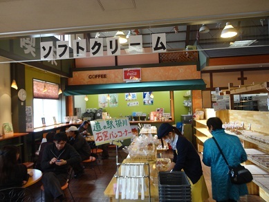 ソフトクリームの看板と店内の様子