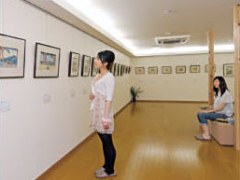 展示品を熱心に鑑賞する女性