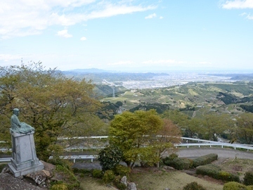 遥か遠くまで見渡せる晴れた日の粟ヶ岳からの眺め