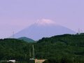 小笠山からの眺め。深緑の山の向こうに富士山が見える。