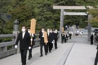 掛川茶振興協会会長を先頭に宇治橋を渡っている様子の写真