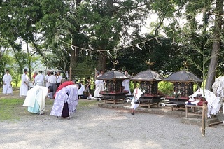 垂木の祇園祭 3台の神輿の前で神主さんがお辞儀をしている様子。