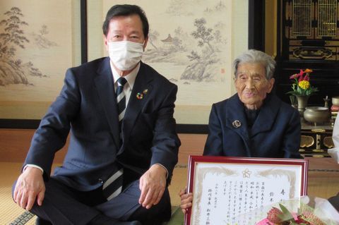 賞状を手に松井市長と記念撮影をする鈴木さん　