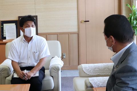 松井市長に受賞を報告する石山校長