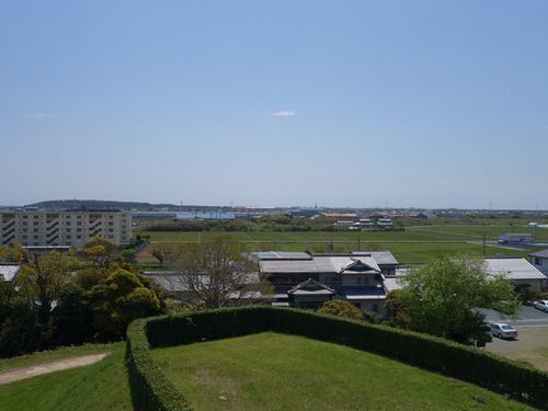 横須賀城から見た南方の景色。民家やマンションも見えるが水田が広がっている