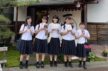 掛川東高校の女子高校生5人が横に並んでいる写真