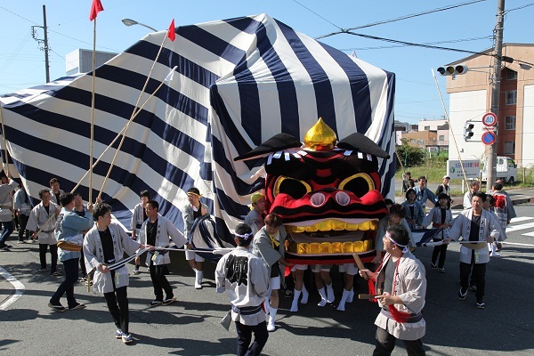 大勢の人で操る日本一の大きさを誇る仁藤の大獅子