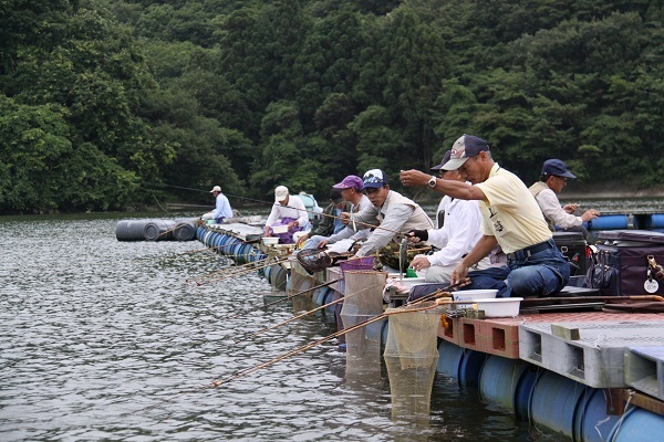 西大谷池のへら鮒釣り大会を楽しむ釣り愛好家の様子