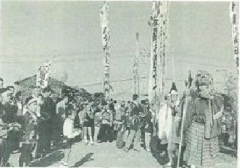 昔の祇園祭で人が集まっている様子。白黒写真。