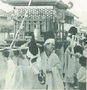 昔の祇園祭で神輿を担ぐ様子。白黒写真。