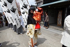 子授けの神事にて神子人形を抱く写真