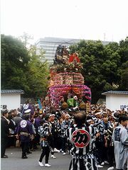 天下祭の祢里曳く大勢の人