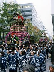 ビル街で祢里の曳き回しをしている様子