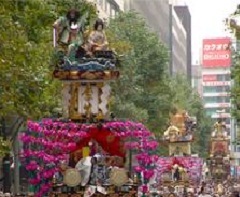 天下祭での華やかな山車の写真