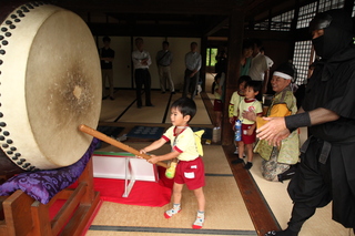 掛川城御殿の報刻の大太鼓を叩く子供の写真