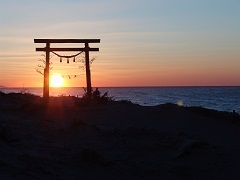大浜海岸に設置された鳥居。鳥居の背景には初日が昇っている。