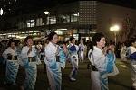 掛川納涼まつりで女性が盆踊りを踊っている
