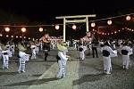 三熊野神社境内、鳥井の前で女性たちが輪になって盆踊りを踊っている