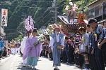 事任八幡宮例大祭で宮司が町中を練り歩いている様子