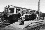 古い汽車が映る白黒の写真