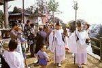 小笠神社でお祭りに参加している人々