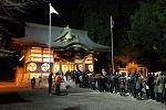 三熊野神社に参拝しようと行列ができている様子