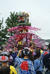 祇園祭の色鮮やかな花飾りをつけた山車