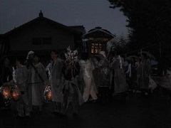 うす暗闇の中、八坂神社の神輿が氏子区域内をまわる