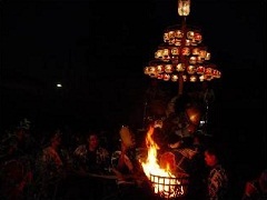 夜になると山車の花飾りを取り、提灯をつけて夜遅くまでお囃子や曳き回しが続く