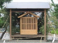 祭神を迎えるために設置された笹竹で作った御仮屋