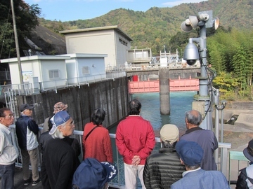 川口本取水口の施設の一部を見学する人たちの写真。手前に見学している人たちが写っている。