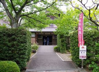 緑の庭に続く龍潭寺庫裡