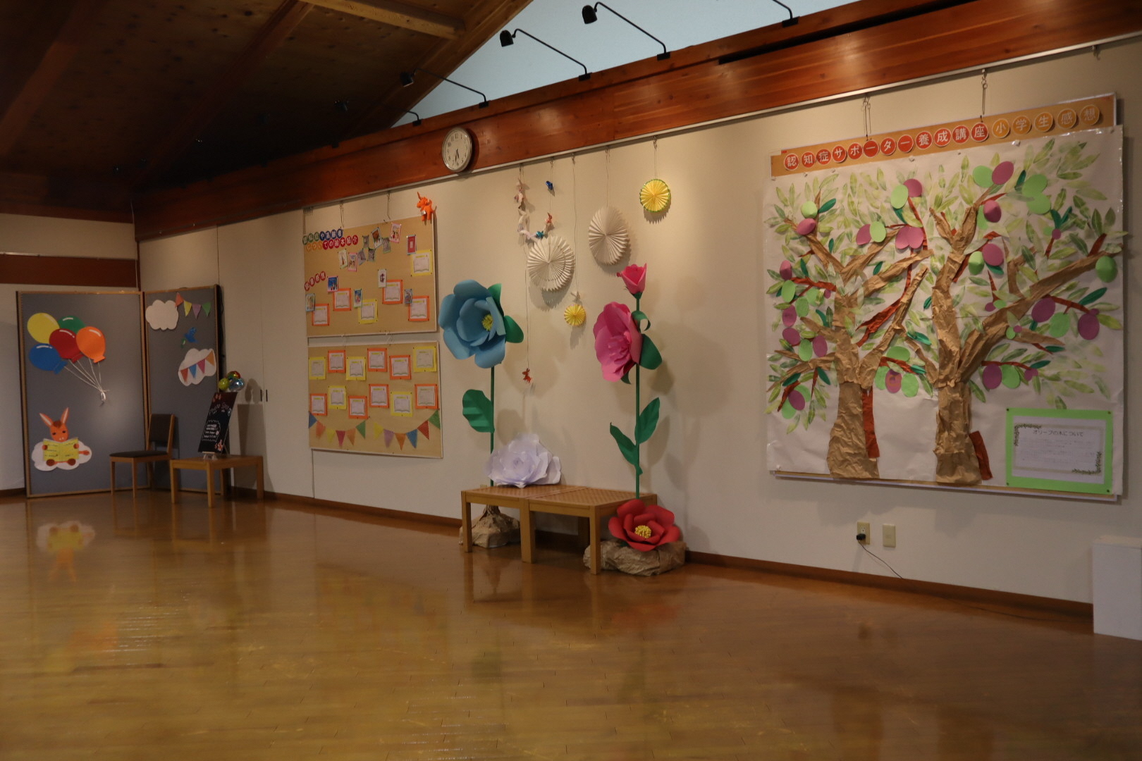 中央図書館の館内展示の様子。中央に紙で作ったおおきな花のオブジェがある。