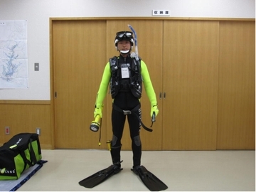 水中に沈んでしまった要救助者の救出のためのスエットスーツや、空気呼吸器を装着した画像