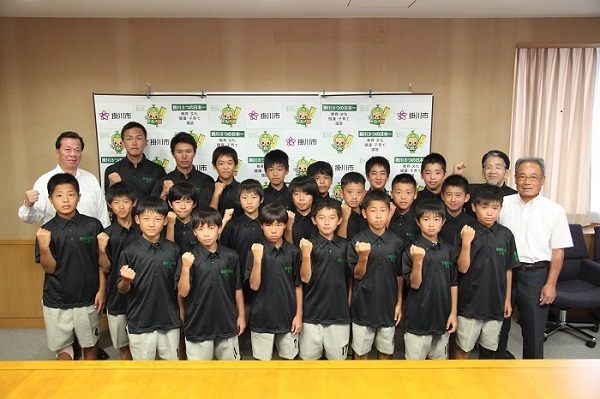 韓国遠征チームが市長とガッツポーズをしている写真