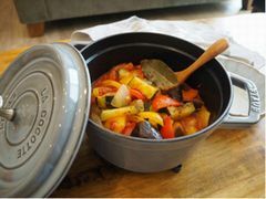 ゴロゴロと大きめに切られたズッキーニやパプリカで作ったラタトゥイユが入ったお鍋