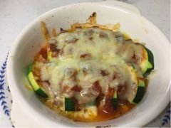 スライスされたズッキーニの上にチーズを乗せ焼いた料理