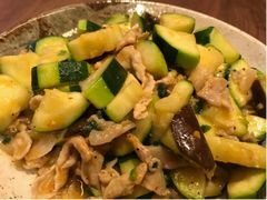 ズッキーニ、なす、豚肉を炒めた料理