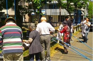のぼりを交換する人々