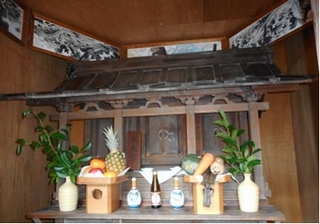 お社の中にお供え物が祀られている神棚