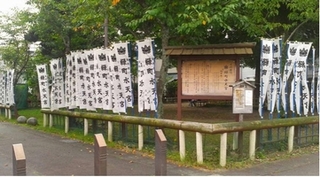 案内看板と奉納のぼり旗が立っている様子