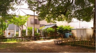 くすのき公園内、奥にのぼり旗が立っている