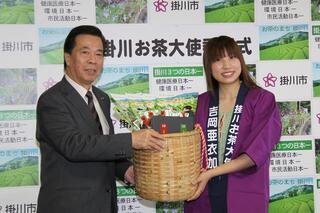 掛川市出身のシンガーソングライター吉岡亜衣加さんの写真