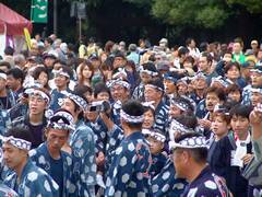 法被に鉢巻き姿の男たち