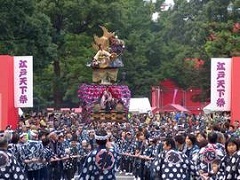 み組の法被を着た多くの人たちが南総里見八犬伝の山車を曳いている様子