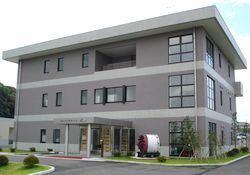 掛川浄化センター管理棟の外観写真で3階建ての建物